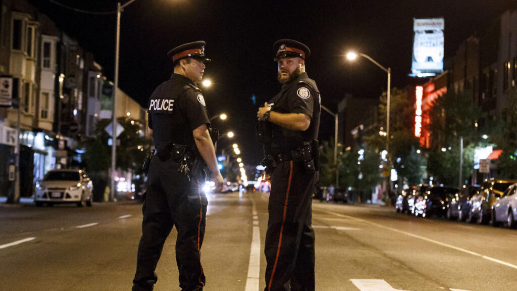 No momento, você está visualizando Pelo menos 12 pessoas ficaram feridas no tiroteio de pub de Toronto, suspeito em geral