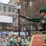 Pintando a cidade verde: multidões enchem as ruas de Boston para o desfile do dia de São Patrício