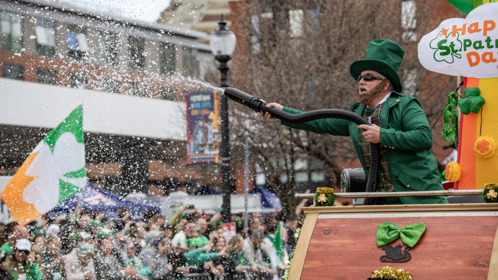 No momento, você está visualizando Pintando a cidade verde: multidões enchem as ruas de Boston para o desfile do dia de São Patrício