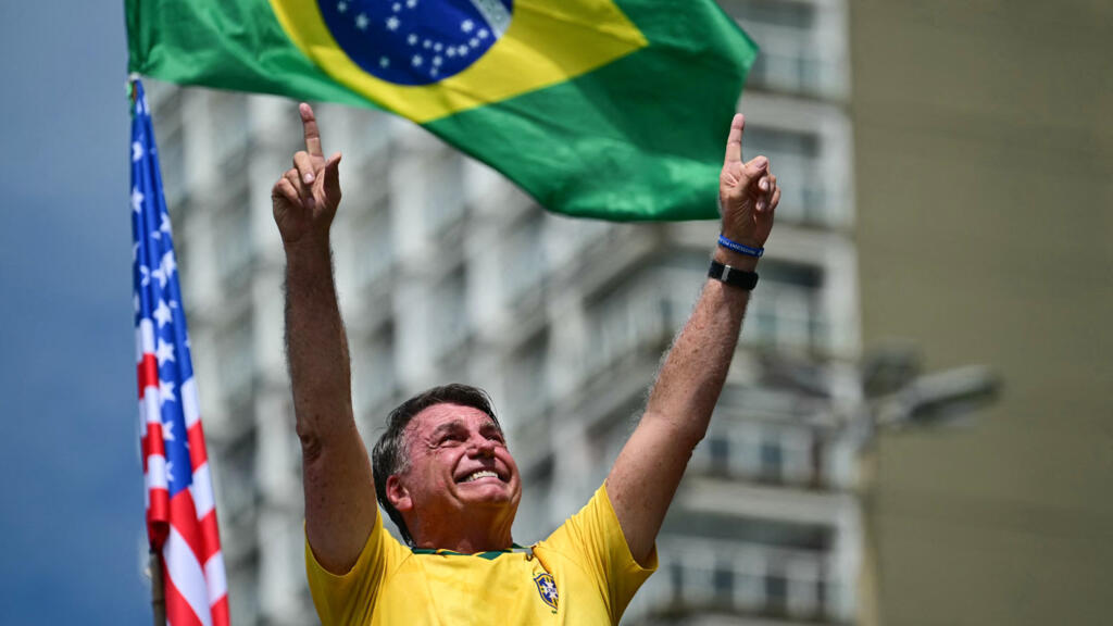 No momento, você está visualizando Milhares de pessoas com o ex-presidente do Brasil Bolsonaro, enquanto ele enfrenta cobranças de golpe