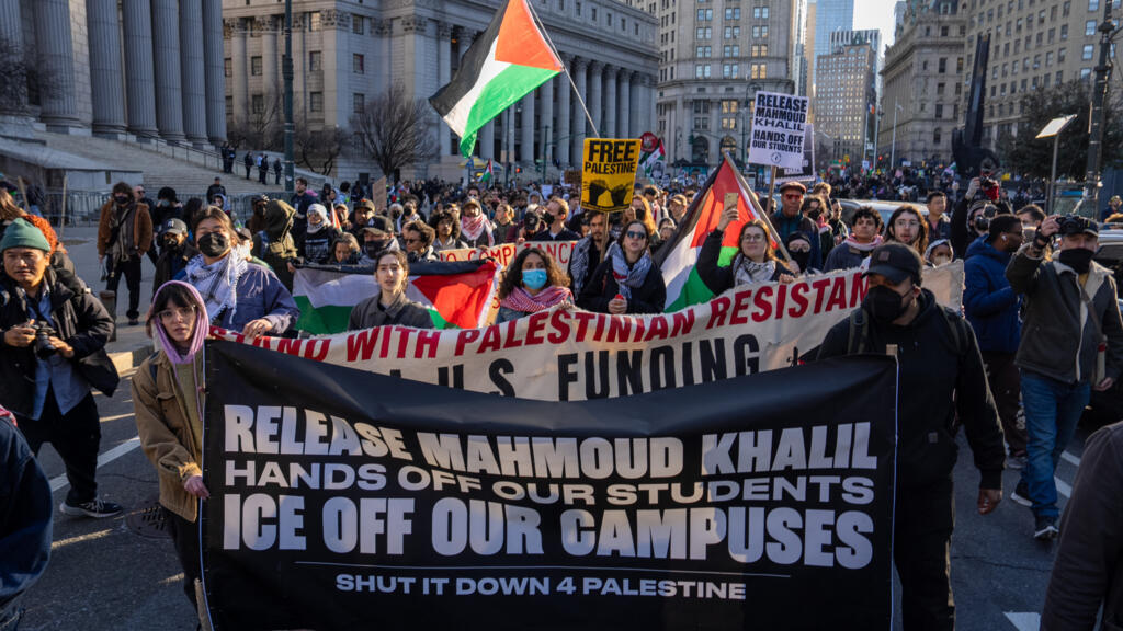 No momento, você está visualizando Nós rejeitam a tentativa de libertar Mahmoud Khalil enquanto protestos se rompem em Nova York