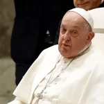 O Papa Francisco mostra melhorias após um mês no hospital