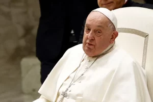 Leia mais sobre o artigo O Papa Francisco mostra melhorias após um mês no hospital