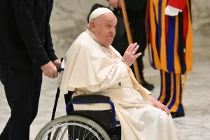 Leia mais sobre o artigo O papa Francisco enfrenta longa batalha de recuperação, quando a permanência hospitalar chega a três semanas