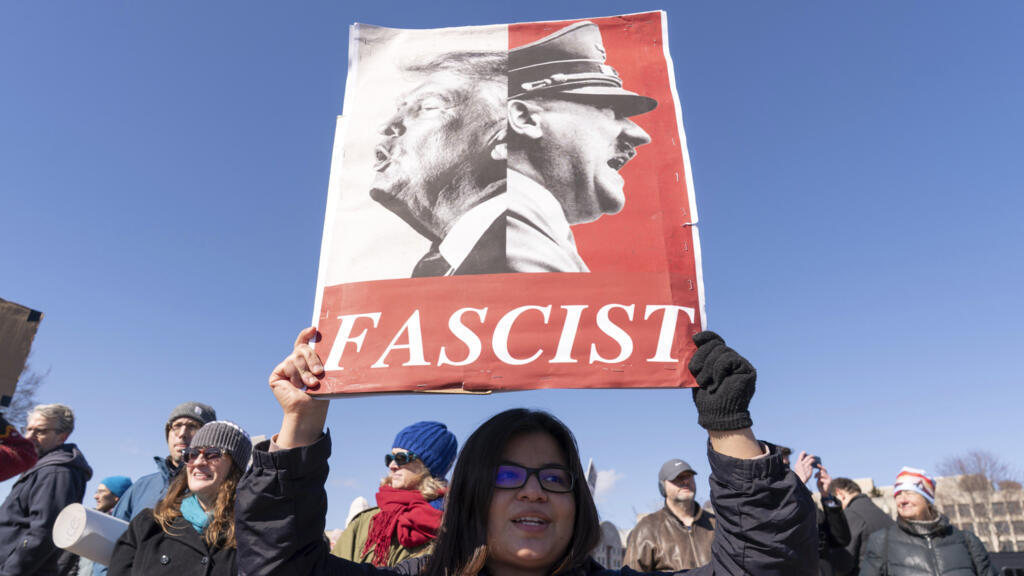 No momento, você está visualizando Que paralelos os historiadores veem entre o governo Trump e o regime nazista?