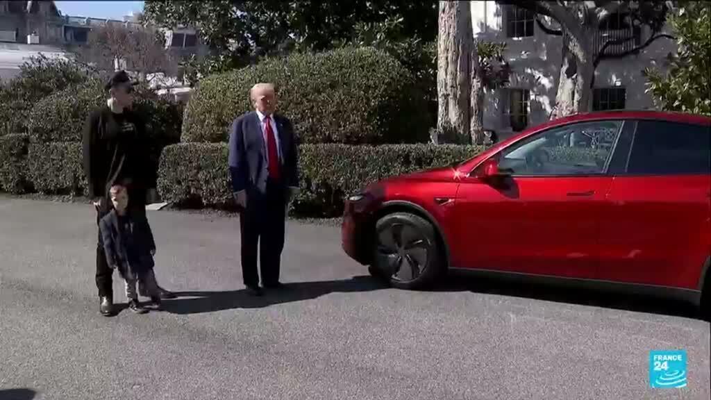 No momento, você está visualizando Trump procura reforçar Tesla, transformando a Casa Branca em um showroom de carro