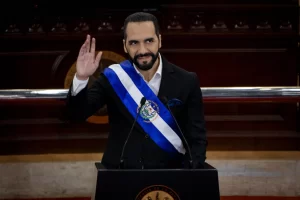 Leia mais sobre o artigo Nayib Bukele permanece comprometido com as compras de bitcoin