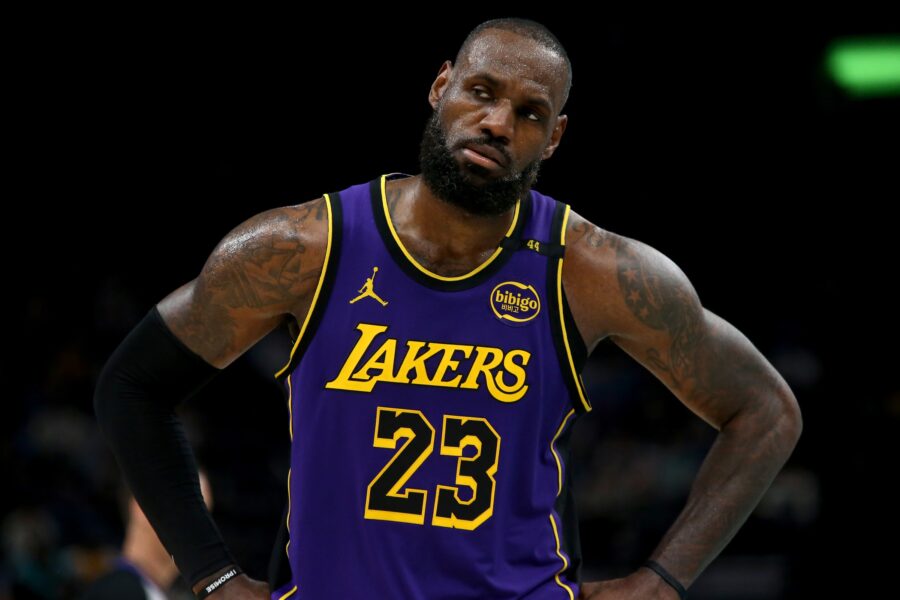 Leia mais sobre o artigo LeBron James poderia perder várias semanas com lesão na virilha