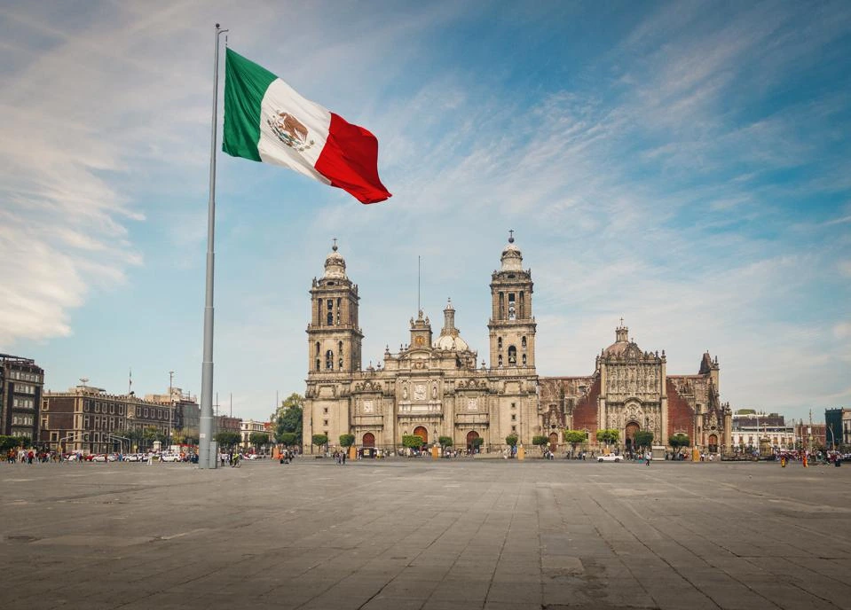 No momento, você está visualizando A economia do México oscila à medida que o crescimento surge em meio a ameaças tarifárias