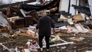 Leia mais sobre o artigo Pelo menos 33 mortos enquanto os tornados rasgam o centro e o sul dos EUA