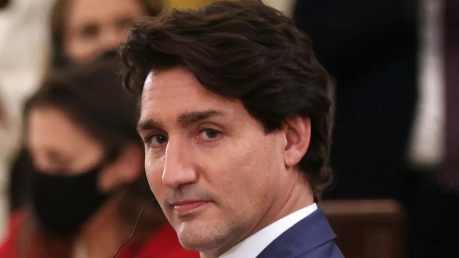 Leia mais sobre o artigo As liberdades civis triunfam como Trudeau, arquiteto da repressão mais dura do Canadá, sai