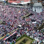 Presidente da Costa Rica lidera um advogado exigindo em massa