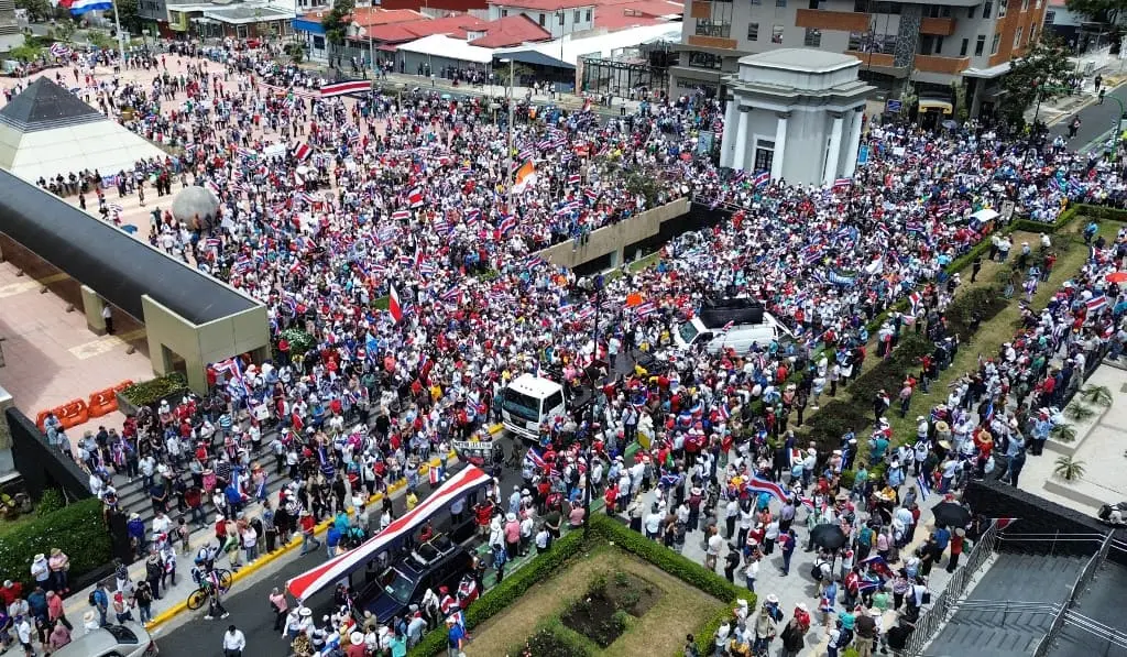 No momento, você está visualizando Presidente da Costa Rica lidera um advogado exigindo em massa