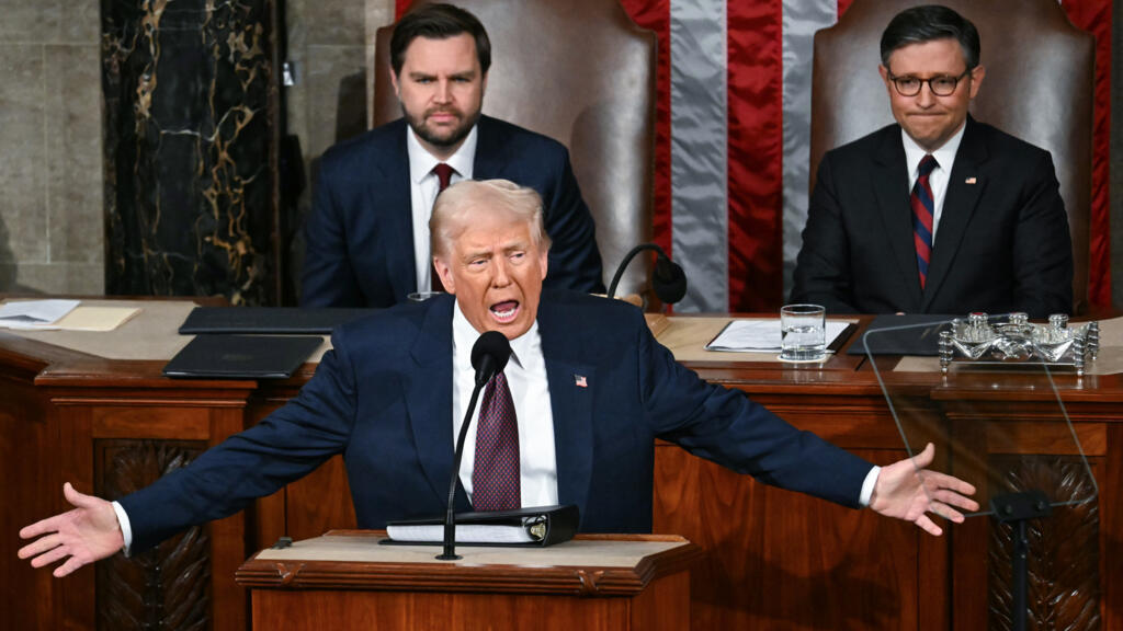 No momento, você está visualizando Trump elogia as realizações, provoca oponentes no discurso ao Congresso