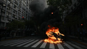 Leia mais sobre o artigo Os fãs de futebol argentino se chocam com a polícia em Pensões Anti-Austerity March