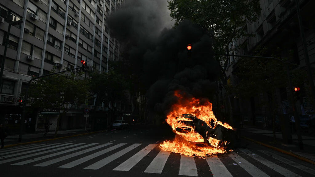 No momento, você está visualizando Os fãs de futebol argentino se chocam com a polícia em Pensões Anti-Austerity March