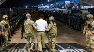 Leia mais sobre o artigo A Suprema Corte dos EUA bloqueia temporariamente as deportações de migrantes venezuelanos sob a lei de guerra