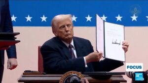 Leia mais sobre o artigo Os primeiros 100 dias de Trump em poder: um retorno tumultuado à Casa Branca
