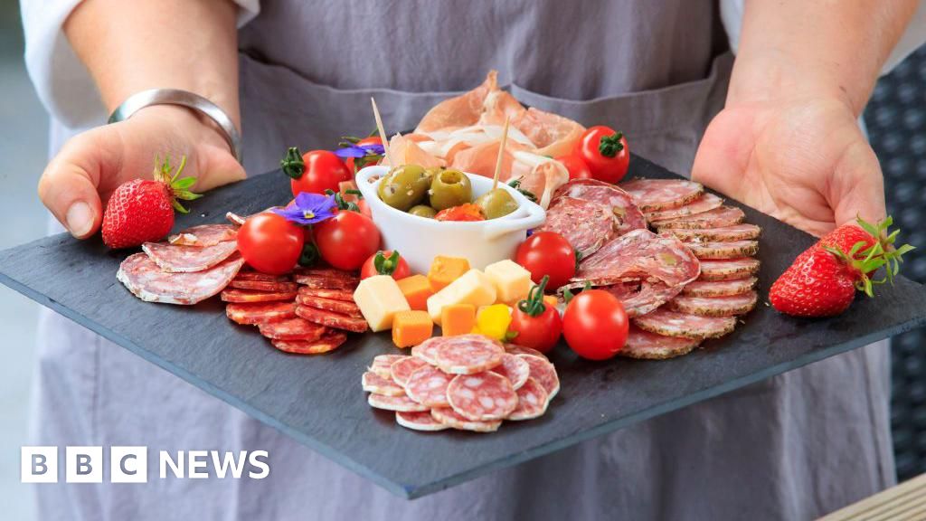 No momento, você está visualizando O Reino Unido proíbe as importações de queijo e carne da UE para impedir a propagação de doenças