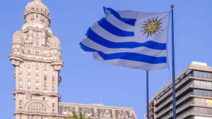 Leia mais sobre o artigo A economia do Uruguai enfrenta um crescimento moderado em meio a pressões fiscais e globais