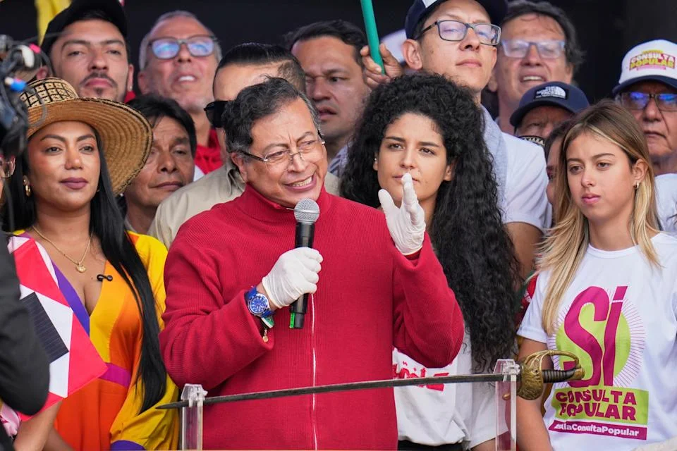 No momento, você está visualizando Petro desafia o Congresso colombiano com a reforma trabalhista