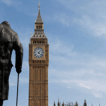 Subindo na estátua de Winston Churchill para se tornar um crime