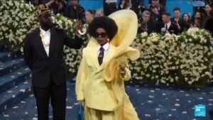 Leia mais sobre o artigo Met Gala presta homenagem à moda negra e designers e inclui surpresa de gravidez de Rihanna
