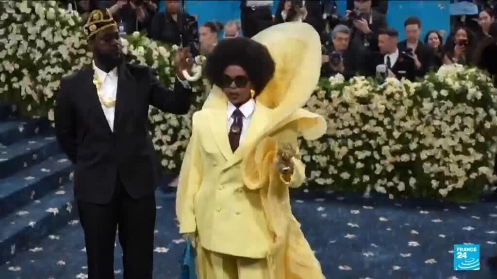 No momento, você está visualizando Met Gala presta homenagem à moda negra e designers e inclui surpresa de gravidez de Rihanna