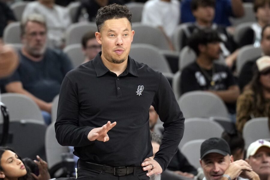 No momento, você está visualizando Mitch Johnson recebe um compromisso plurianual de Spurs