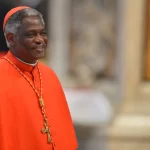 Cardeal de Gana no centro da igreja