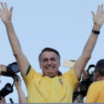 Bolsonaro lidera protesto no Brasil no local da insurreição de 2023 de extrema direita